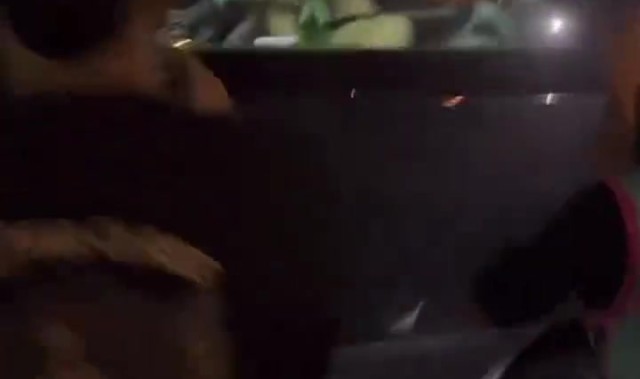 九游官网下载app下载-小秀身材！文班亚马打赤膊坐在大巴上 引得球迷连连尖叫